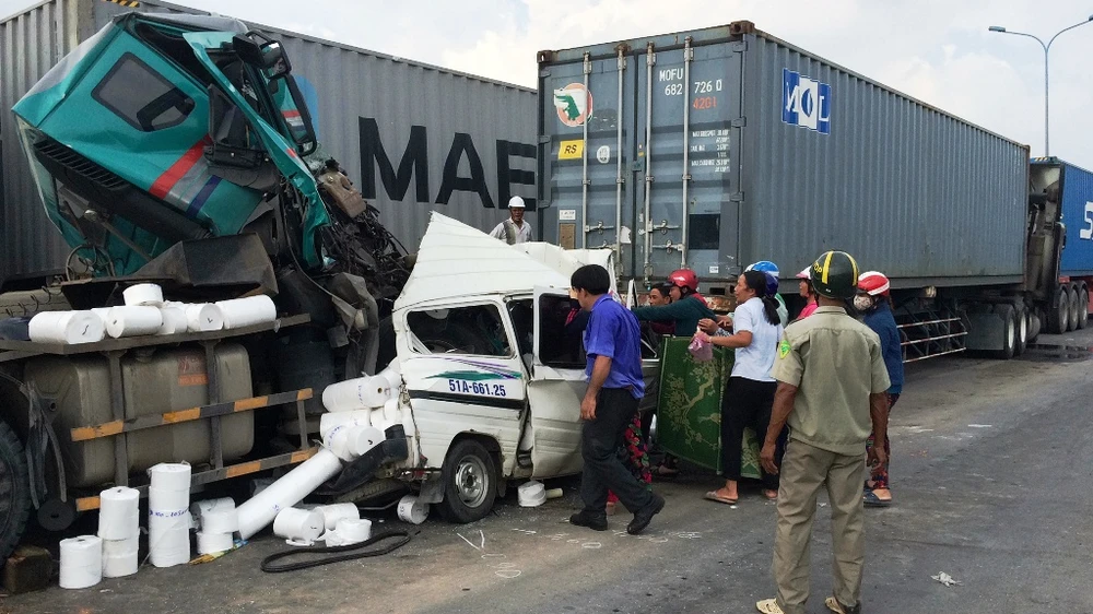 Người thân đến hiện trường gào khóc, cố gắng đưa thi thể nạn nhân ra ngoài nhưng bất thành. 